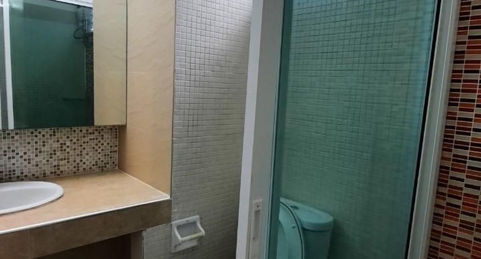 Casa adosada en venta y en alquiler de 5 habitaciones en Suan Luang, Bangkok