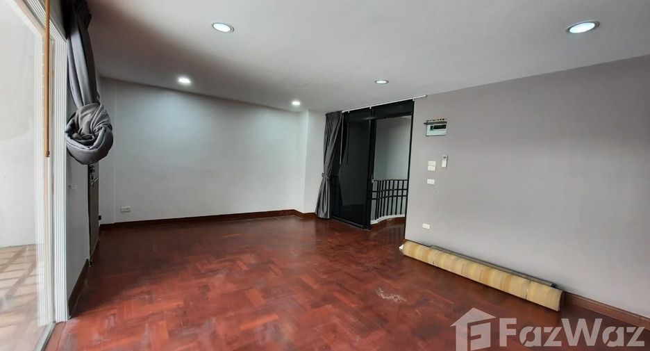 Casa adosada en venta y en alquiler de 5 habitaciones en Suan Luang, Bangkok