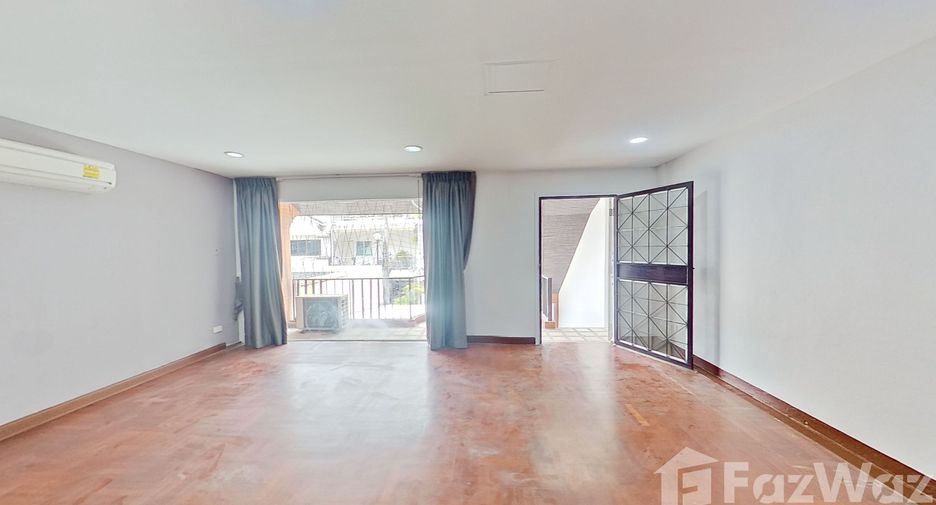 Casa adosada en venta y en alquiler de 5 habitaciones en Suan Luang, Bangkok