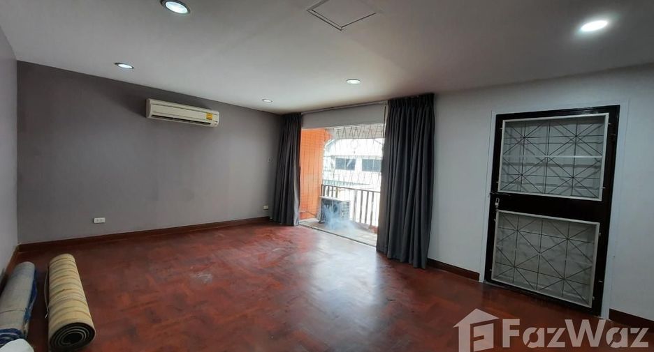 Casa adosada en venta y en alquiler de 5 habitaciones en Suan Luang, Bangkok