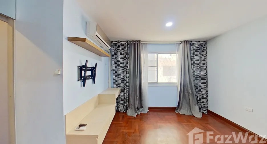 Casa adosada en venta y en alquiler de 5 habitaciones en Suan Luang, Bangkok