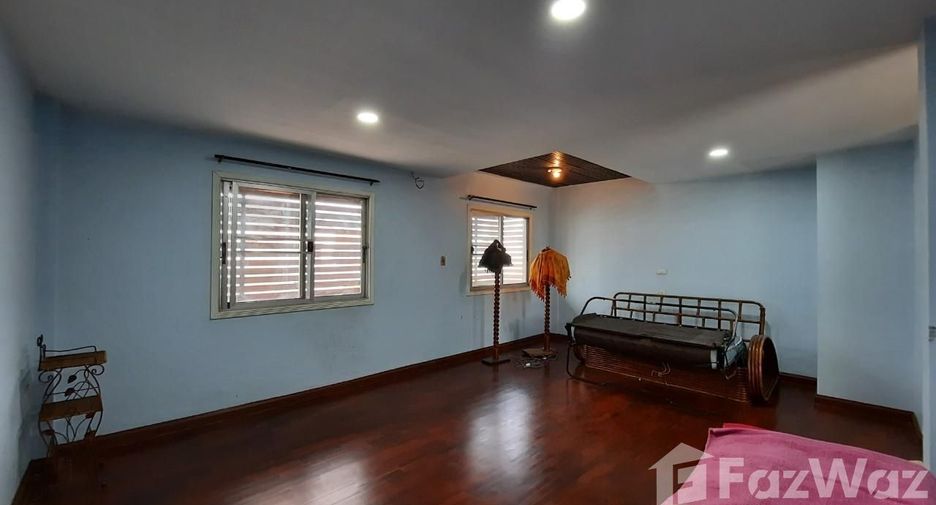 Casa adosada en venta y en alquiler de 5 habitaciones en Suan Luang, Bangkok