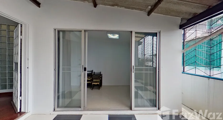 Casa adosada en venta y en alquiler de 5 habitaciones en Suan Luang, Bangkok