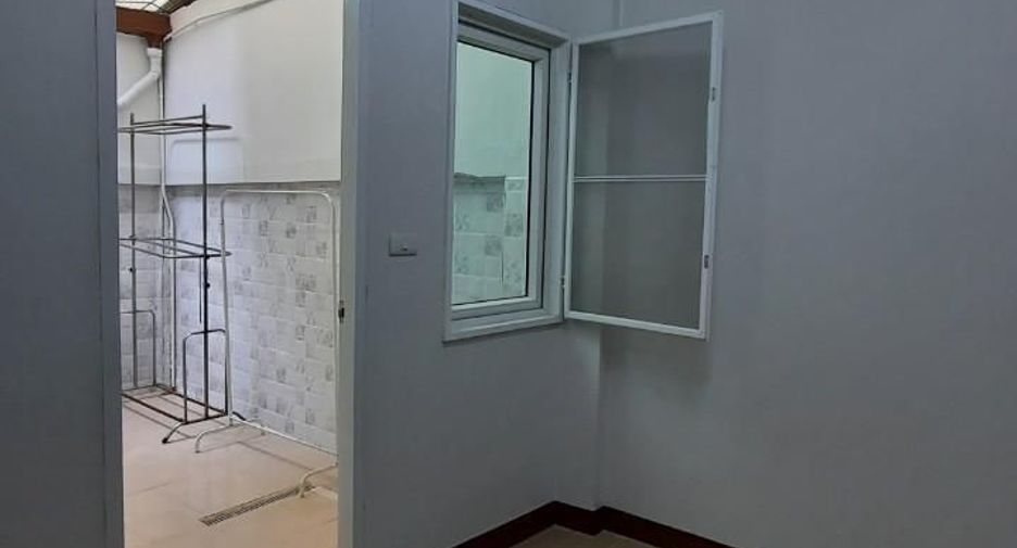 Casa adosada en venta y en alquiler de 5 habitaciones en Suan Luang, Bangkok