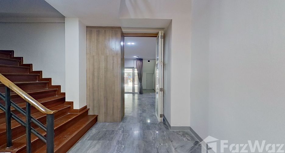 Casa adosada en venta y en alquiler de 5 habitaciones en Suan Luang, Bangkok
