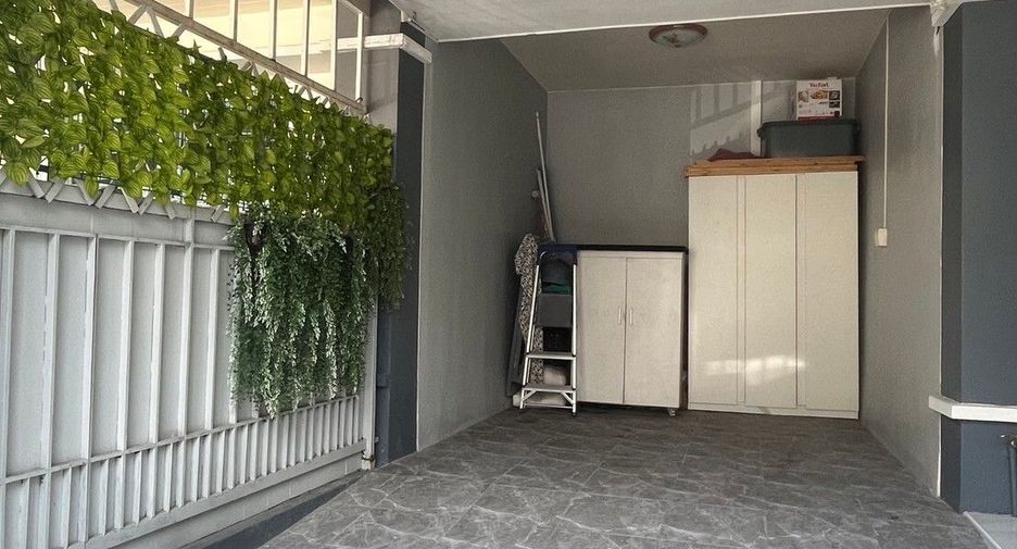For sale 3 bedrooms townhouse in Don Mueang, Bangkok