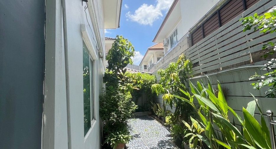 For sale 3 bedrooms townhouse in Don Mueang, Bangkok