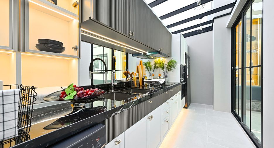 For sale 3 bedrooms townhouse in Bang Khun Thian, Bangkok