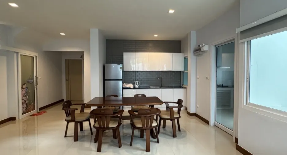 For rent 4 bedrooms house in Mueang Chiang Mai, Chiang Mai