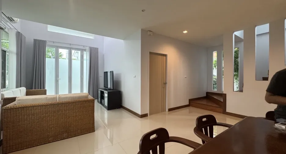 For rent 4 bedrooms house in Mueang Chiang Mai, Chiang Mai