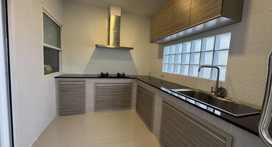 For rent 4 bedrooms house in Mueang Chiang Mai, Chiang Mai
