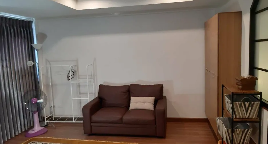 For rent 4 bedrooms townhouse in Mueang Chiang Mai, Chiang Mai