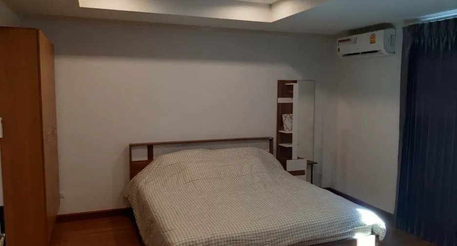 For rent 4 bedrooms townhouse in Mueang Chiang Mai, Chiang Mai