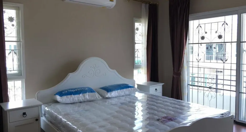 For rent 4 bedrooms house in Mueang Chiang Mai, Chiang Mai