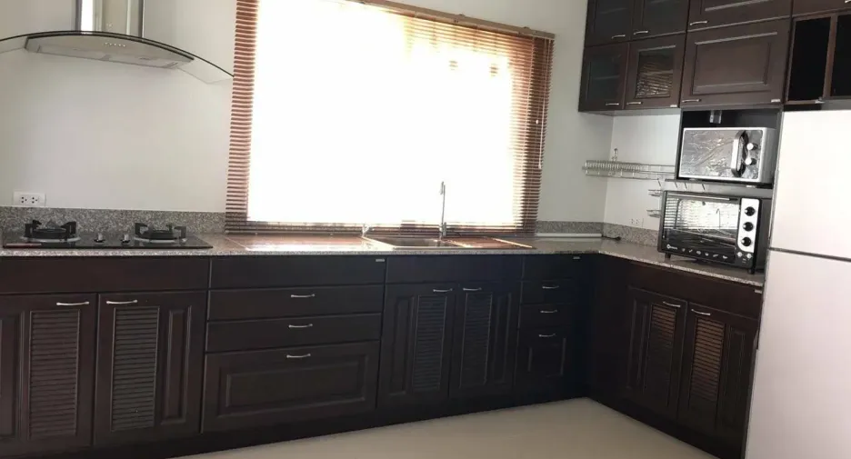 For rent 4 bedrooms house in Mueang Chiang Mai, Chiang Mai