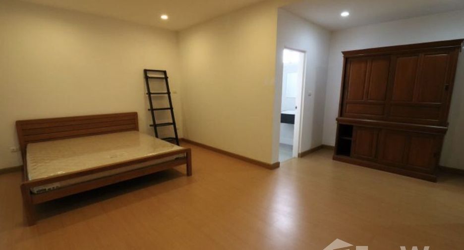 For sale 4 bedrooms townhouse in Suan Luang, Bangkok
