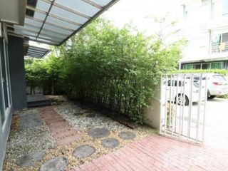 Casa adosada en venta de 4 habitaciones en Suan Luang, Bangkok
