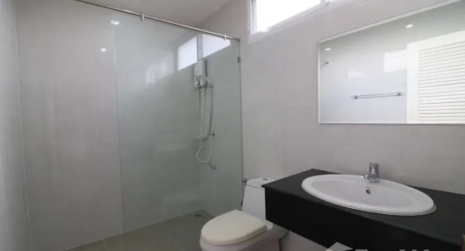 For sale 4 bedrooms townhouse in Suan Luang, Bangkok