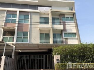 Casa adosada en venta de 4 habitaciones en Suan Luang, Bangkok