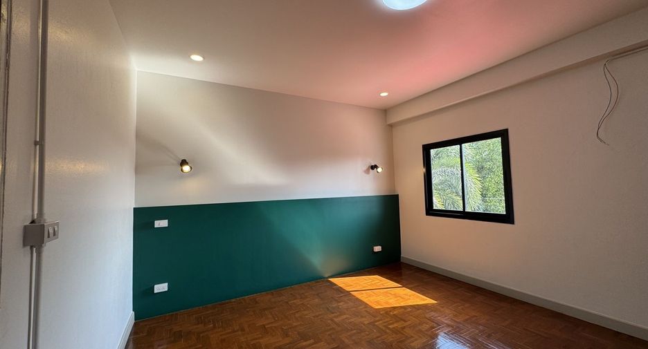 For sale 4 bedrooms townhouse in Mueang Chiang Mai, Chiang Mai