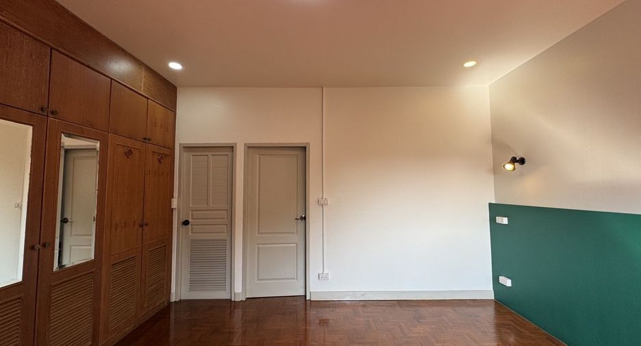 For sale 4 bedrooms townhouse in Mueang Chiang Mai, Chiang Mai