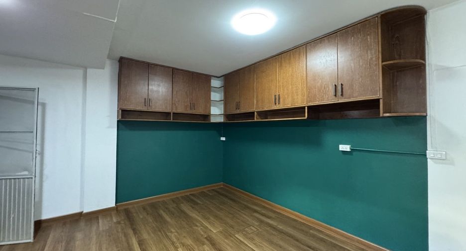 For sale 4 bedrooms townhouse in Mueang Chiang Mai, Chiang Mai
