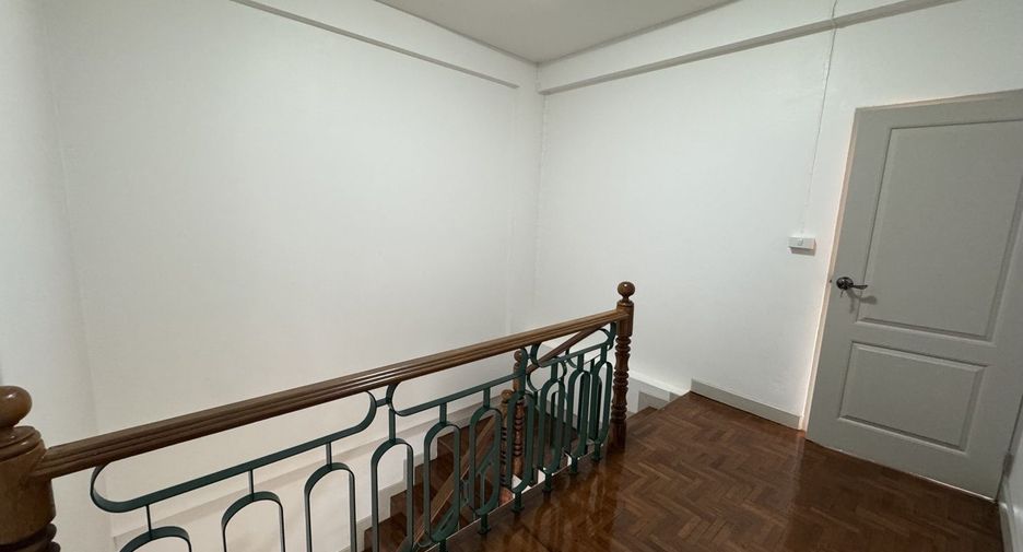 For sale 4 bedrooms townhouse in Mueang Chiang Mai, Chiang Mai