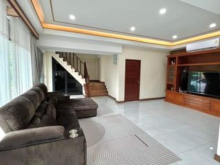 For rent 6 bedrooms villa in Mueang Chiang Mai, Chiang Mai