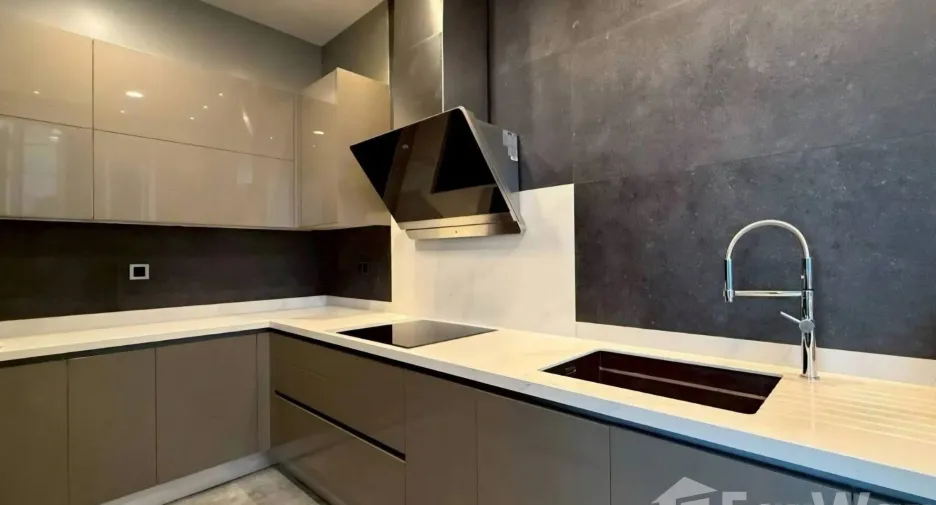 Condo en venta y en alquiler de 4 habitaciones en Watthana, Bangkok
