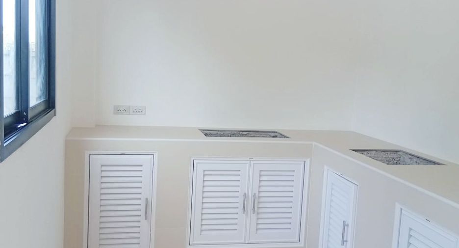 For sale 4 bedrooms house in Saraphi, Chiang Mai