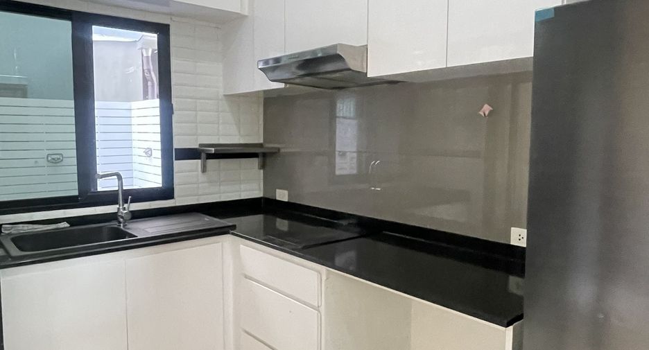 For sale and for rent 3 bedrooms townhouse in Yan Nawa, Bangkok