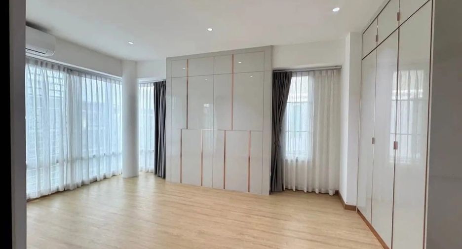 For sale and for rent 4 bedrooms townhouse in Wang Thonglang, Bangkok