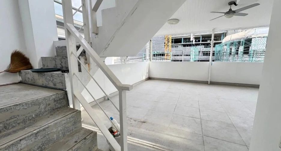 For sale and for rent 4 bedrooms townhouse in Wang Thonglang, Bangkok