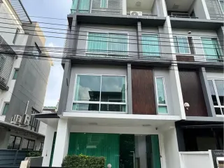 For sale そして for rent 4 ベッドルーム townhouse in Wang Thonglang, Bangkok