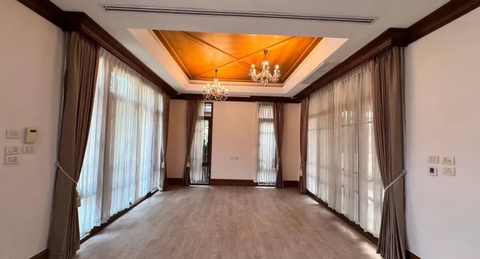 À vendre et à louer 4 chambres maison à Watthana, Bangkok