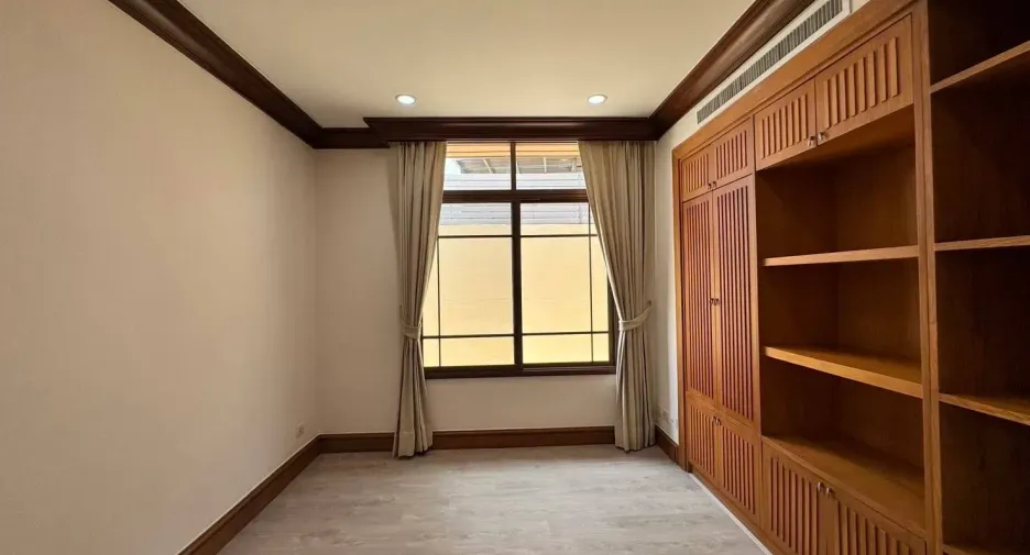 À vendre et à louer 4 chambres maison à Watthana, Bangkok
