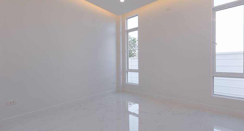 For sale 3 bedrooms house in Saraphi, Chiang Mai