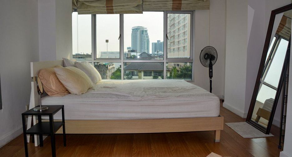 For sale 1 bed condo in Khlong Toei, Bangkok