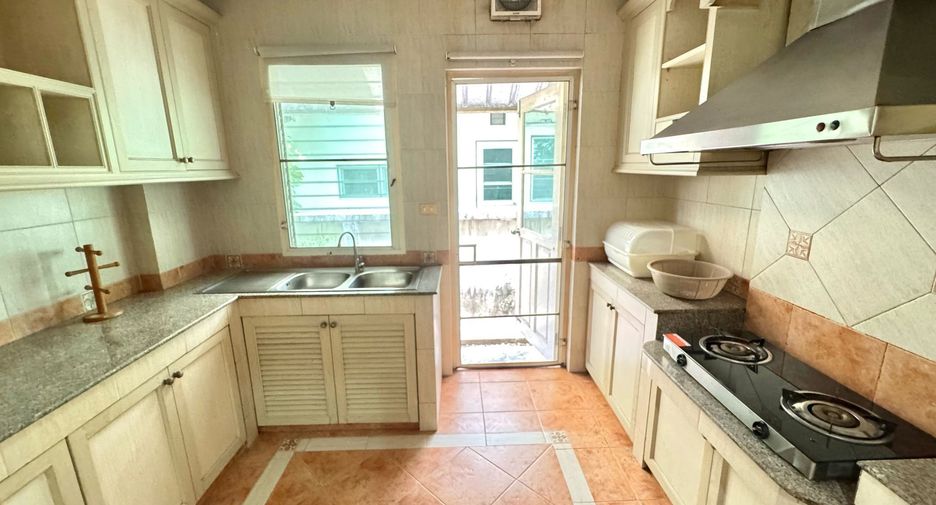 For sale 3 bedrooms house in Mueang Samut Prakan, Samut Prakan