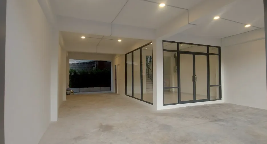 Oficina en venta y en alquiler en Bang Phli, Samut Prakan