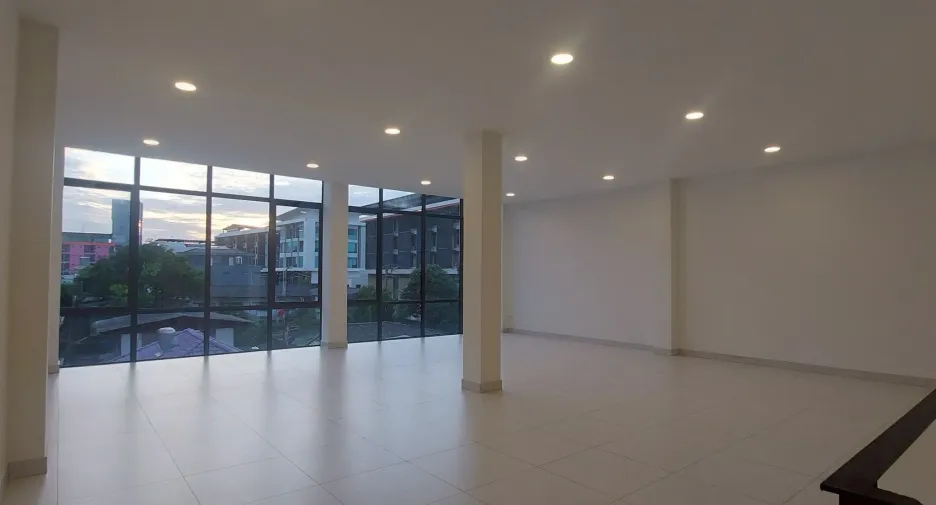 Oficina en venta y en alquiler en Bang Phli, Samut Prakan