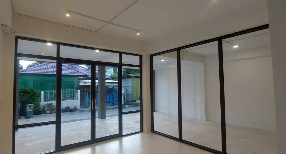 Oficina en venta y en alquiler en Bang Phli, Samut Prakan