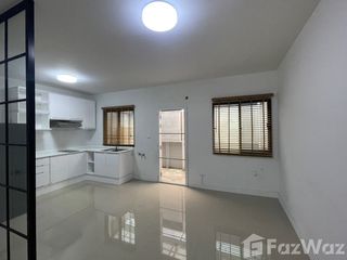 Casa adosada en venta y en alquiler de 3 habitaciones en Sai Mai, Bangkok