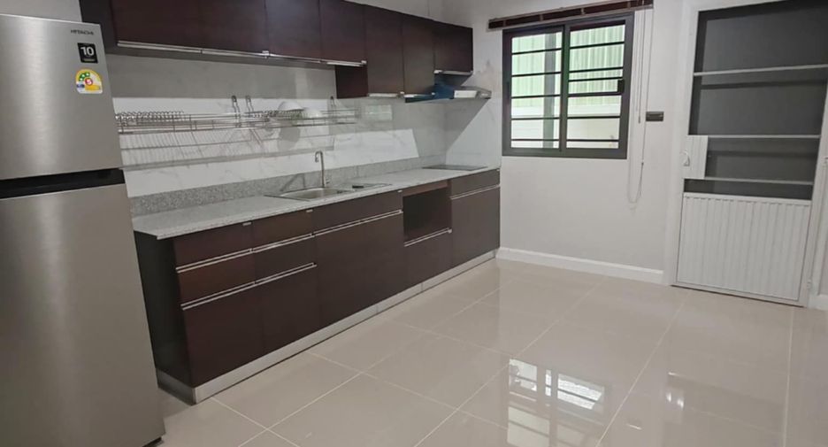 For rent 4 bedrooms house in Saraphi, Chiang Mai