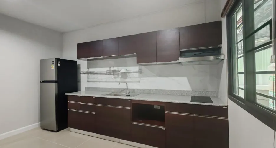 For rent 4 bedrooms house in Saraphi, Chiang Mai