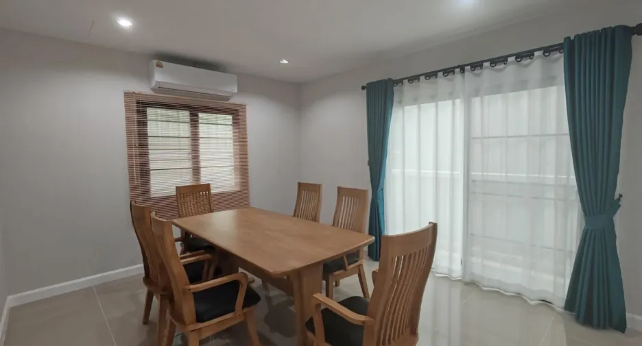 For rent 4 bedrooms house in Saraphi, Chiang Mai