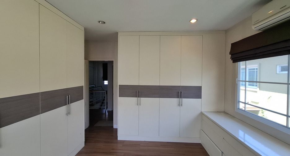 For sale 3 bedrooms house in Bang Kapi, Bangkok