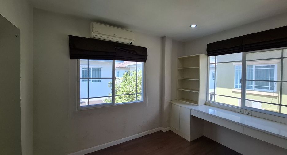 For sale 3 bedrooms house in Bang Kapi, Bangkok
