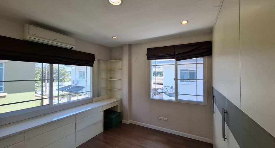 For sale 3 bedrooms house in Bang Kapi, Bangkok