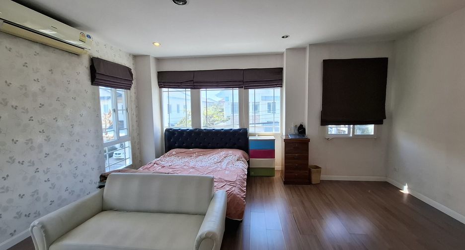 For sale 3 bedrooms house in Bang Kapi, Bangkok